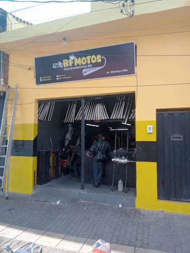 Fachada da BF Motos com portas abertas
