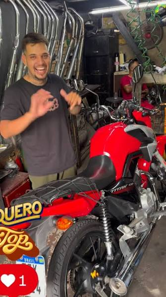 Equipe BF Motos com moto Honda Titan vermelha