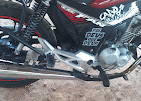 Escapamento instalado em moto trail